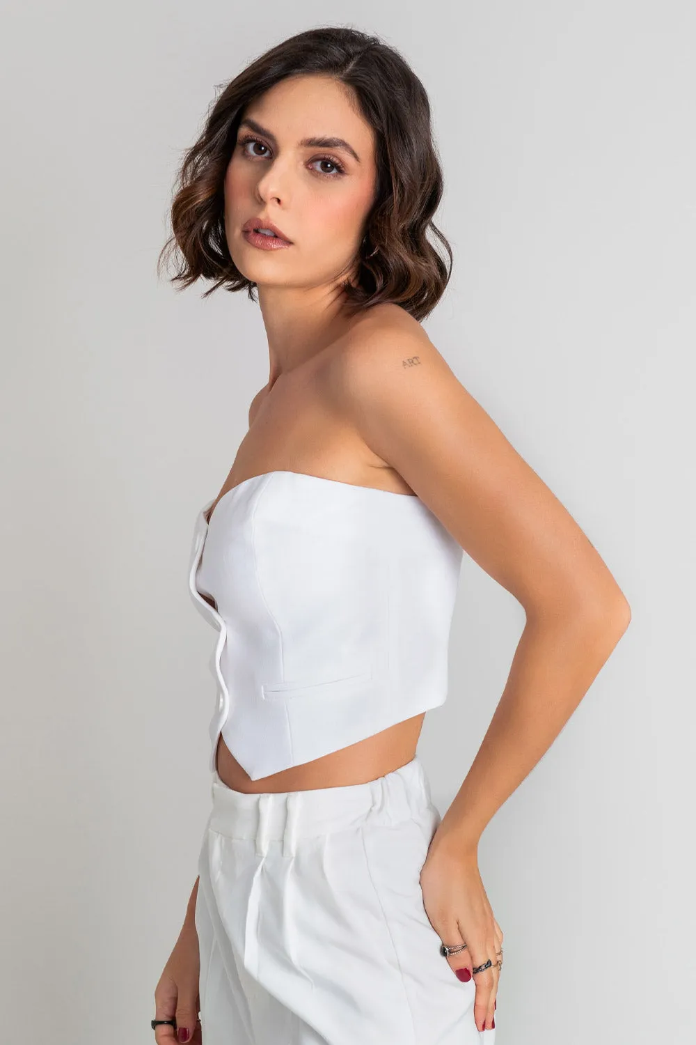 Crop top strapless ajustado con botones