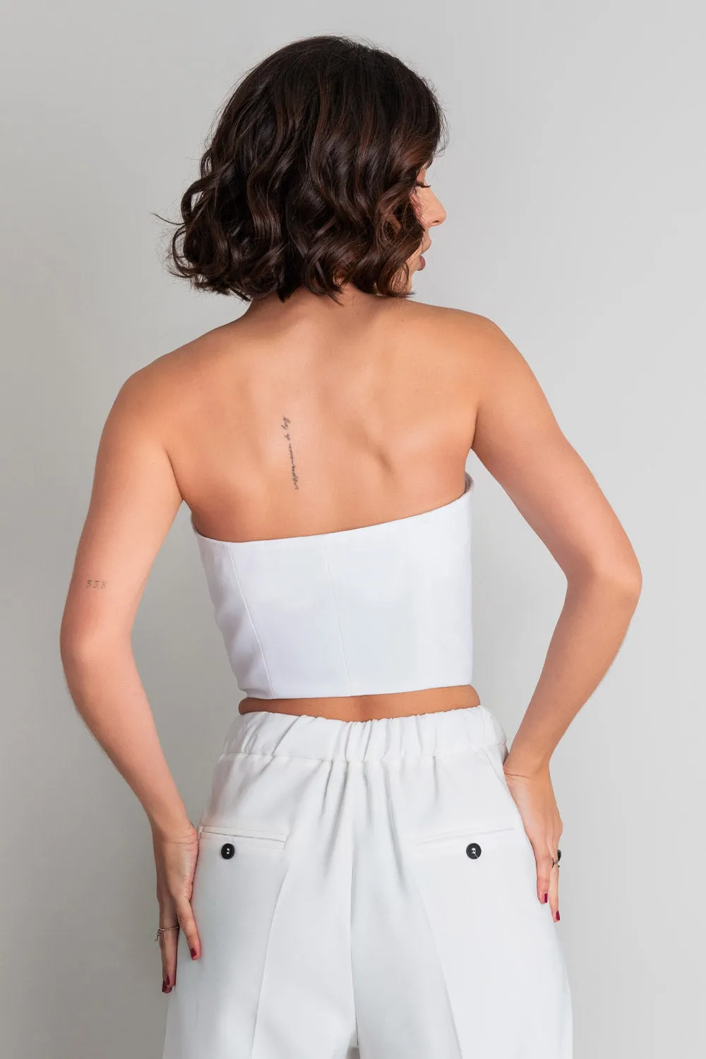 Crop top strapless ajustado con botones
