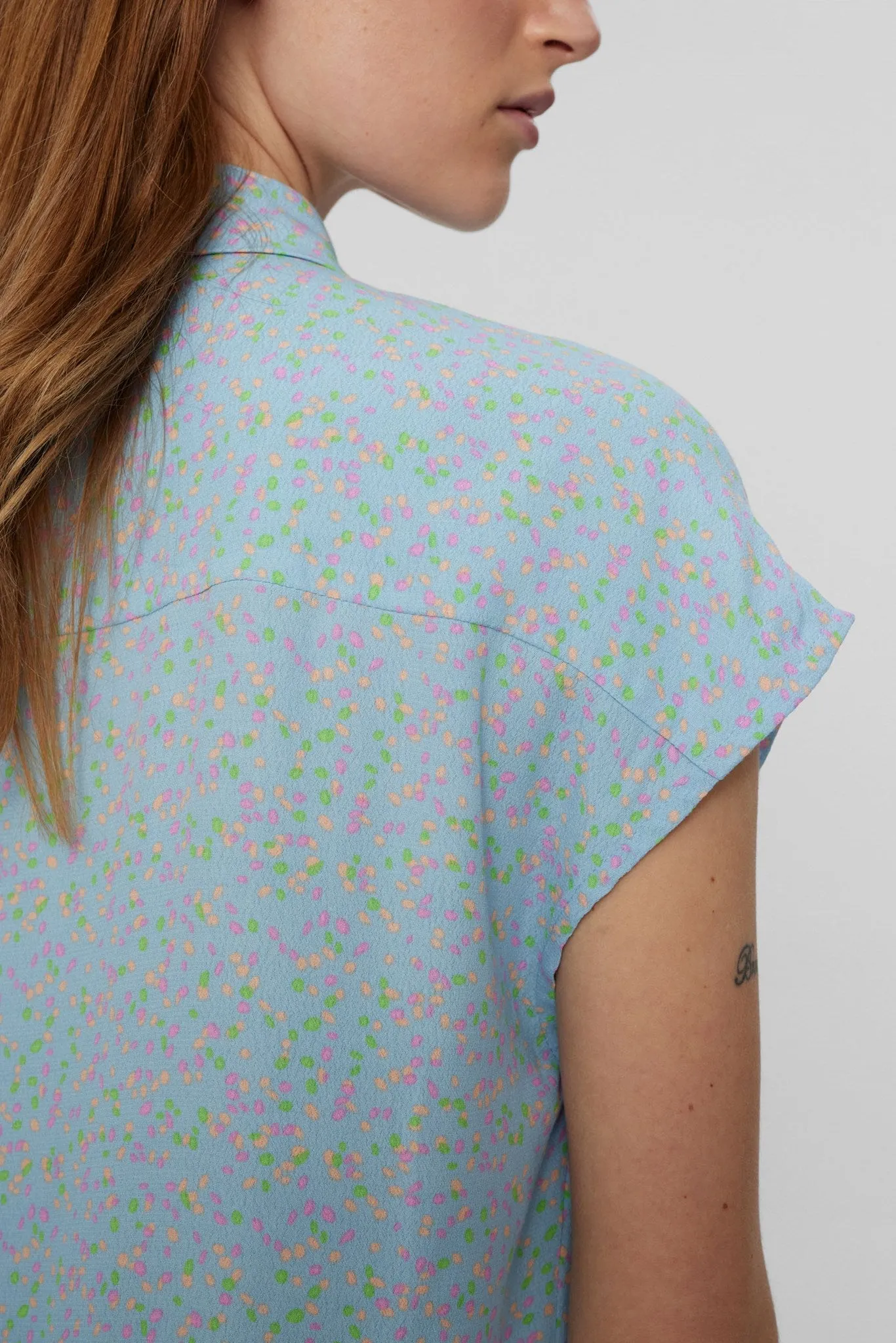 NUKIRA SLEEVELESS SHIRT - Clear Sky